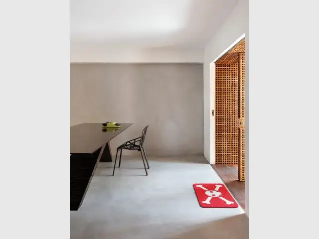 Un paillasson comme un drapeau piratea - Au Brésil, dans une maison d'artiste