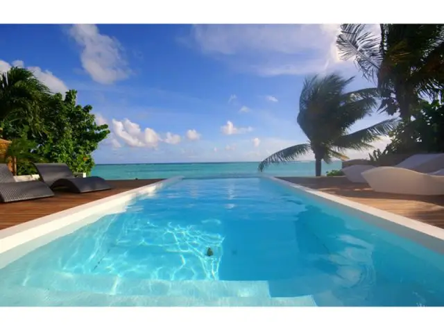 Une piscine pure comme un bloc de Corian - 10 piscines au détail choc