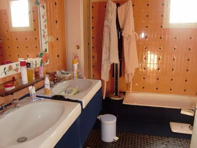 Vue salle de bains avant - Home staging reportage