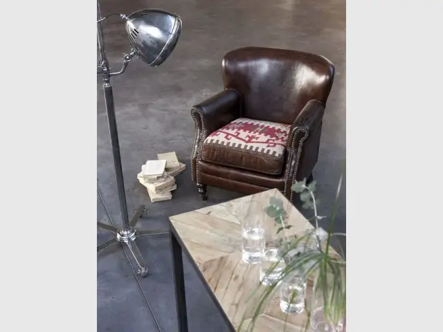 Une fauteuil et une lampe cosy - Sélection industriel