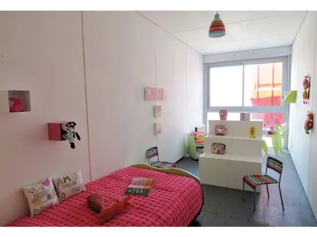 Une chambre de fille tout en longueur - Maison containers