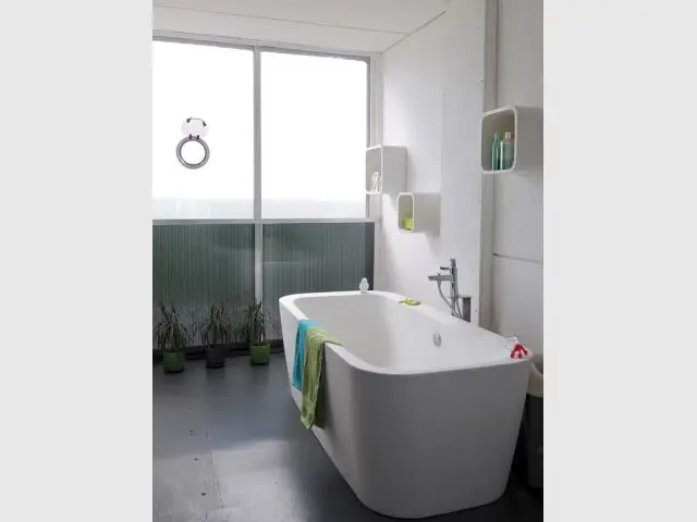 La salle de bains et sa baie en PVC - Maison containers