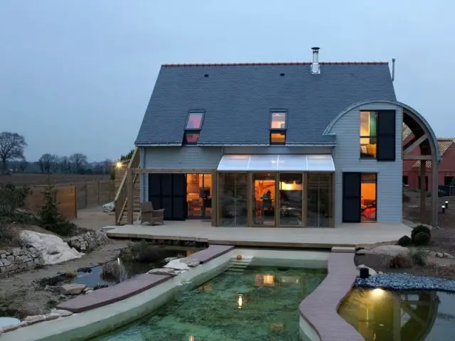 Pergola, bassin et terrasse - maison bioclimatique