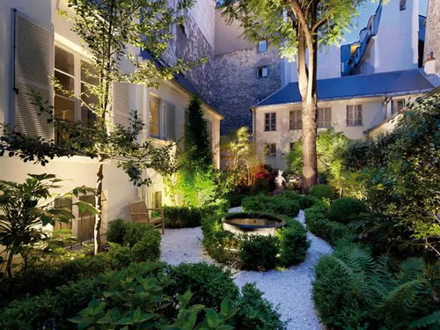 Haies et allées illuminées de nuit - Jardin rue de Seine