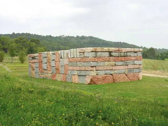 Wall of light cubed de Sean Scully - Château La Coste - jardin