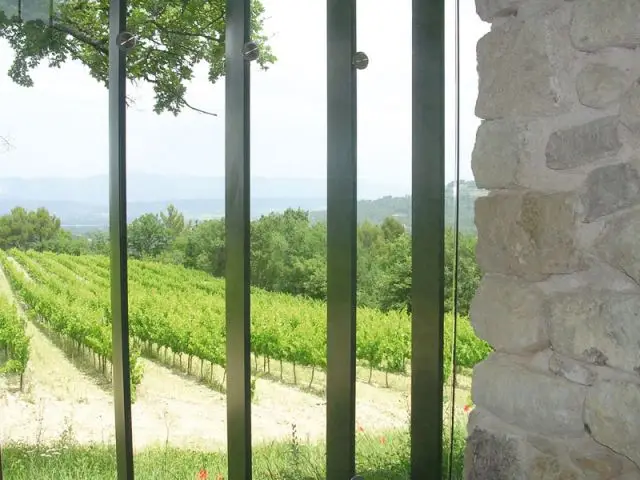 Vue de la chapelle - Château La Coste - jardin