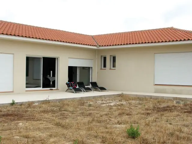 Maison côté jardin avant les travaux - Reportage terrasse piscine