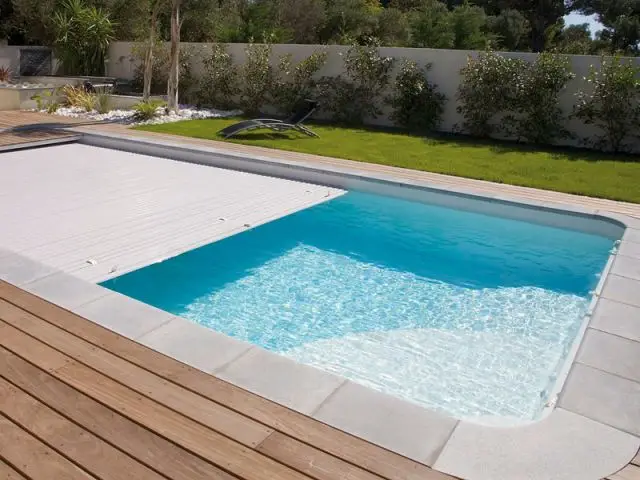 Une piscine en coque à volet immergé - Reportage terrasse piscine