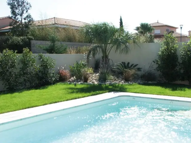 Un coin de verdure pour casser l'angle - Reportage terrasse piscine