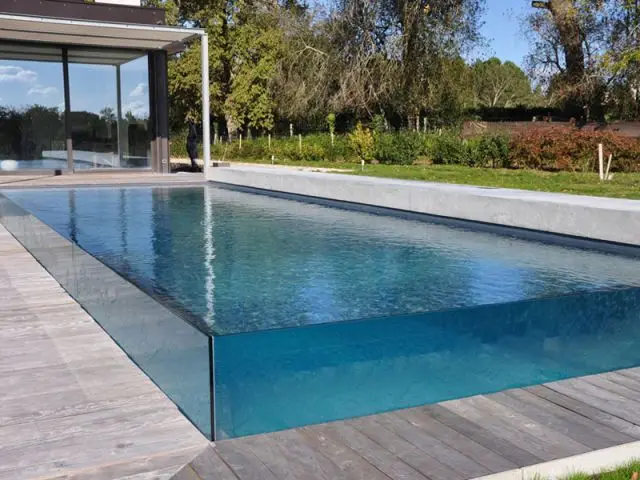 Une réalisation unique - Piscine Carré Bleu - Concept Aquaglass