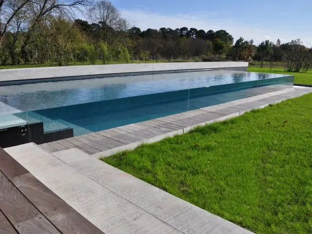 Terrasse épaisse - Piscine Carré Bleu - Concept Aquaglass