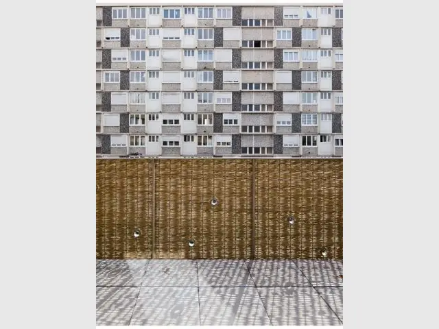 Un bâtiment dans un quartier au passé malmené - détail facade