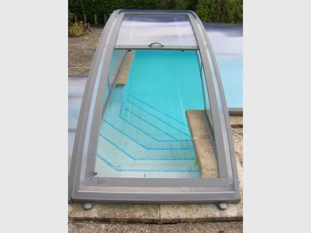 Accès aux escaliers de la piscine - Abri de piscine