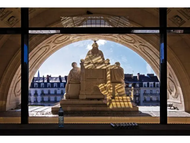 Fronton du Palais de Justice - Hôtel Radisson Blu Nantes