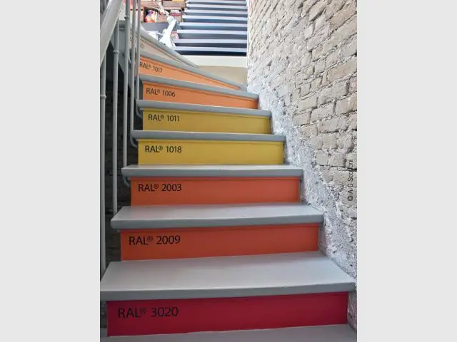 Un escalier multicolore comme un nuancier géant - Duplex Carlos Pujol