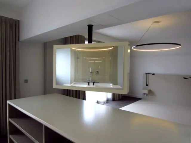 Une console avec un miroir et un téléviseur pivotants - Maison 500 m² Nogent sur Marne