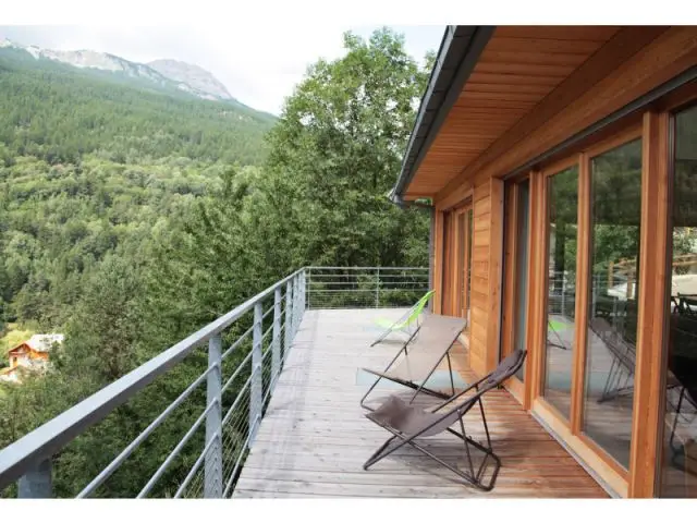 Des ouvertures en verre dépoli sur la terrasse - Chalet bois zinc béton