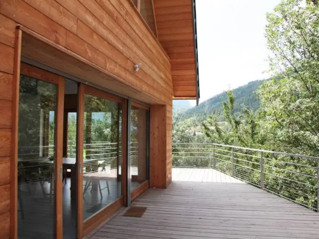 Une terrasse côté ouest - Chalet bois zinc béton