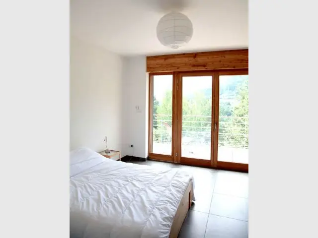 Une chambre baignée de lumière - Chalet bois zinc béton