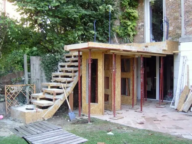 Montage des coffrages en bois - escalier meulière