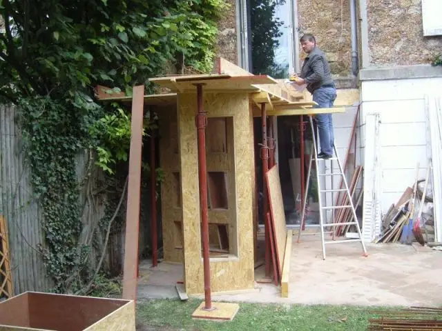 Dépose de l'ancien escalier en bois - escalier meulière