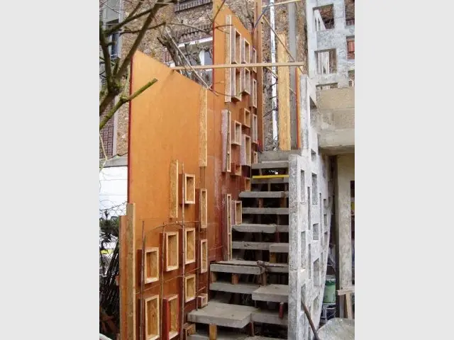 Pose des garde-corps - escalier meulière