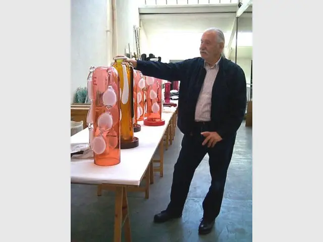 Ettore Sottsass dans l'atelier du CIRVA, en 2000