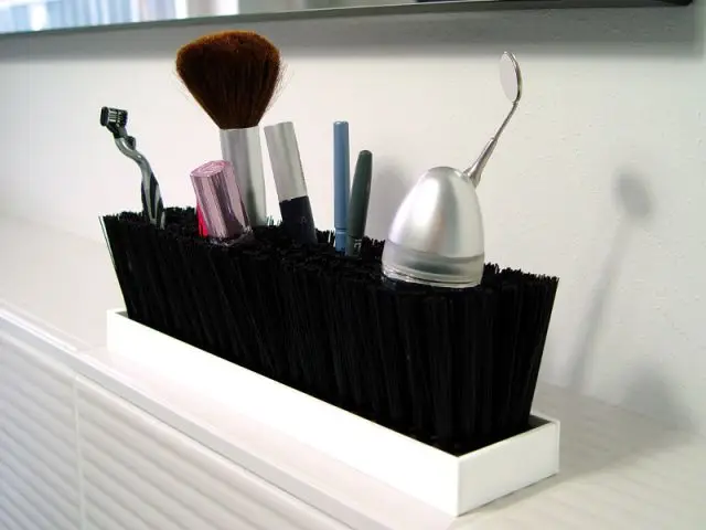 Une brosse pour ranger les crayons et les pinceaux - Rangements malins sdb