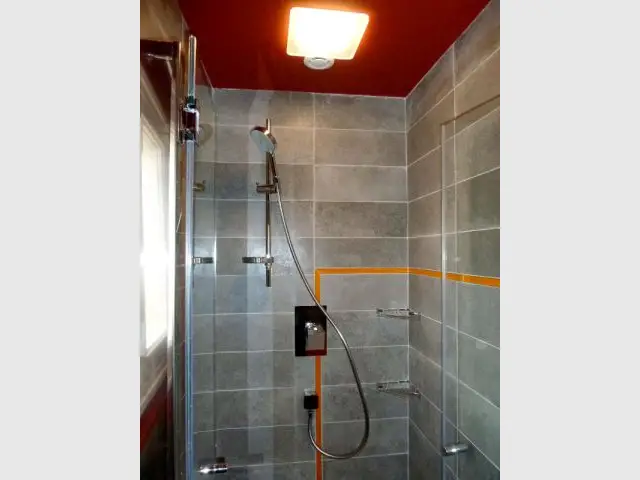 Salle de bains - Douche et listel orange - Appart fifties coloré