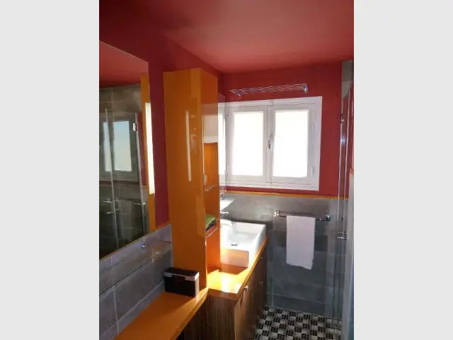 Salle de bains - Meubles sur mesure et plafond rouge - Appart fifties coloré