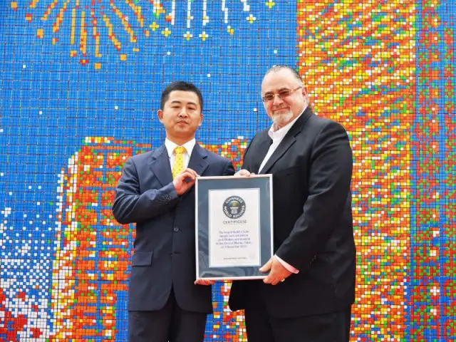 Record homologué et remise du diplôme. - Mur en Rubik's cube