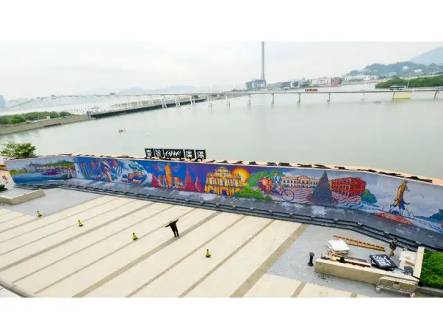 Une fresque murale de 60 mètres de long - Mur en Rubik's cube