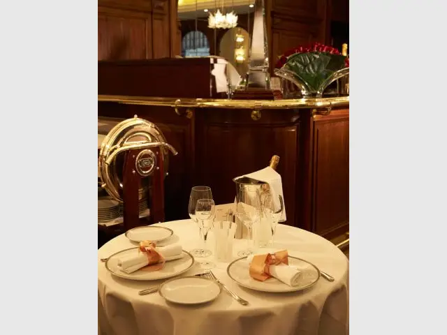 La vaisselle et l'orfèvrerie des restaurants - Hôtel Crillon