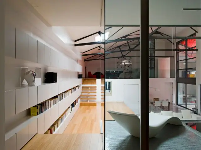 Bibliothèque et piscine donnant sur le salon - Loft Madrid