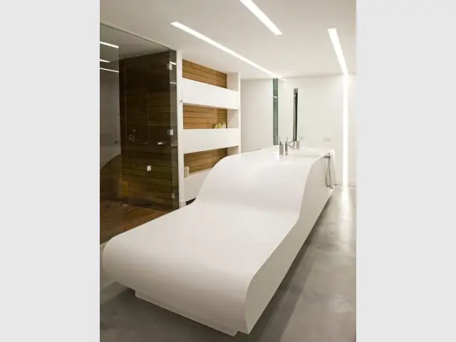 Un meuble de salle de bains en forme de chaise longue géante - Loft Madrid