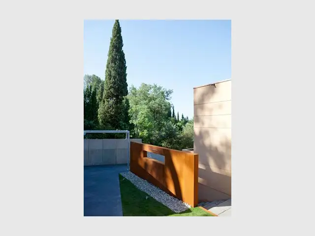 Un mur en acier corten, pièce maîtresse - Sophie Chivet - Agence Vu