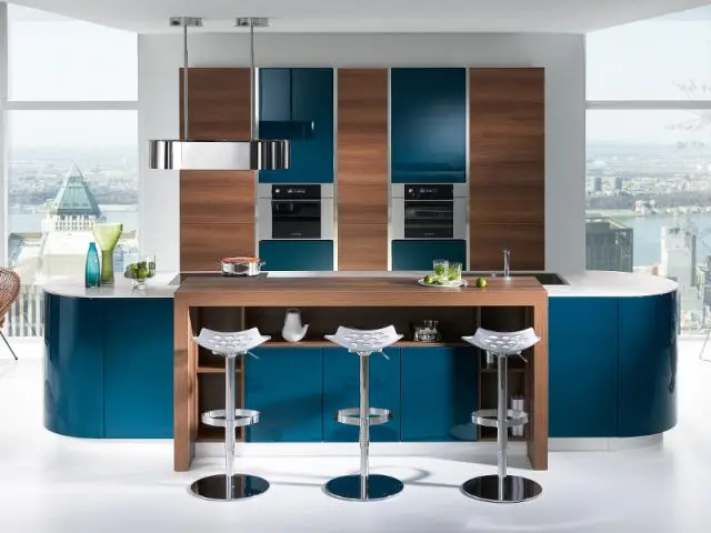 Du noyer et une touche de couleur pour une cuisine ultra design - Cuisines bois