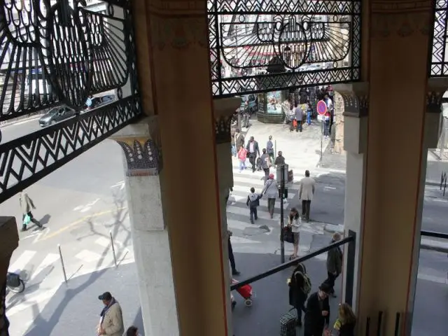 Vue du porche extérieur - Cinéma le Louxor à Paris 10 ème