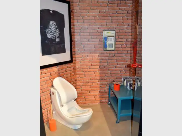 Des toilettes urbaines rock'n'roll - Ambiances toilettes