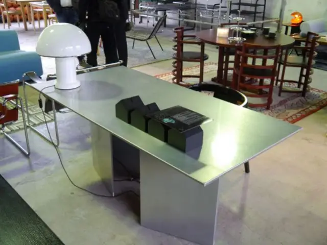 Show-room Habitat 1964 - table sur tréteaux