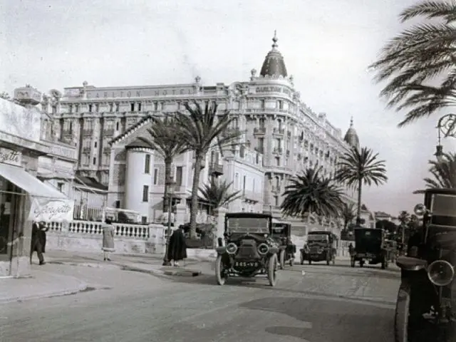 Le Carlton, vu de la croisette - Carlton 100 ans