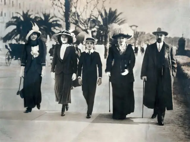 Le Grand duc Michel et sa famille devant le Carlton - Carlton 100 ans