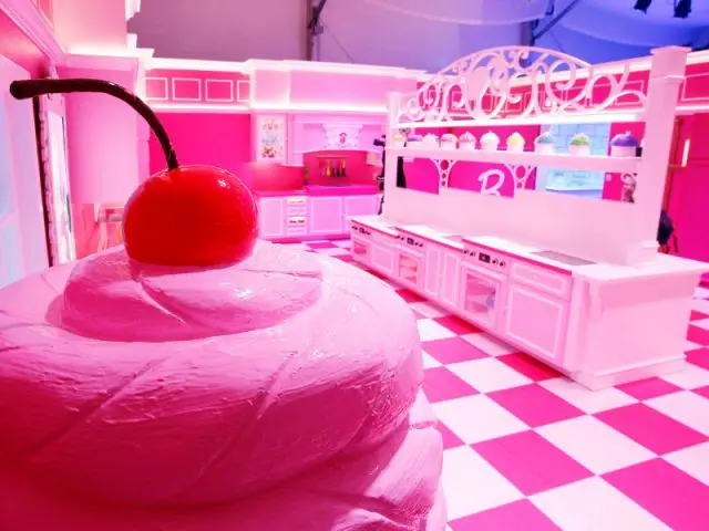 La cuisine rose de Barbie - maison Barbie Berlin