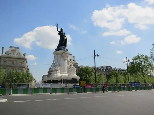 Vue de la Place de République, côté circulation automobile - place de la République