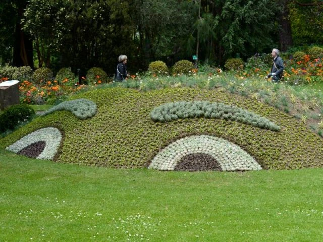 Des yeux cachés dans le paysage - Des créatures extraordinaires envahissent le jardin des plantes de Nantes