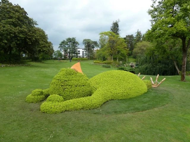 Un poussin géant endormi - Des créatures extraordinaires envahissent le jardin des plantes de Nantes