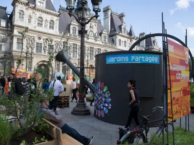 Un arrosoir géant  - Jardin éphémère de l'hôtel de Ville