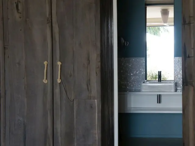 Une salle de bains derrière des portes en bois - Hôtel La Plage Casadelmar