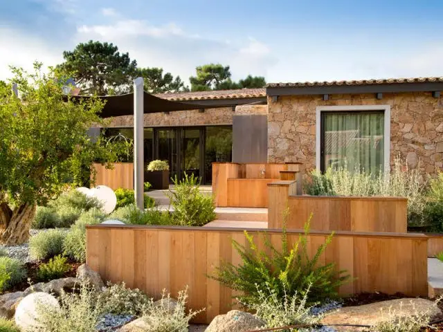 Mélange de bois et de pierre - Hôtel La Plage Casadelmar