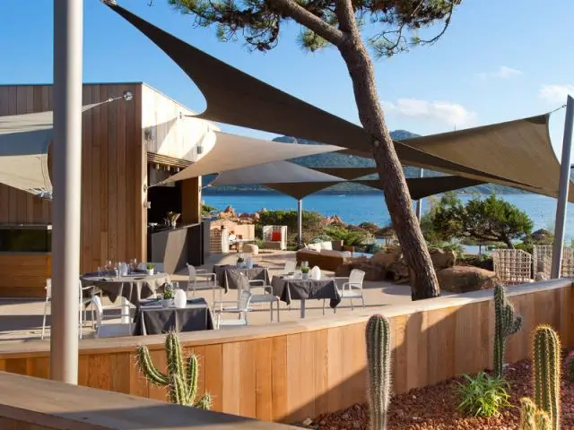 Une terrasse en bois face à la mer - Hôtel La Plage Casadelmar